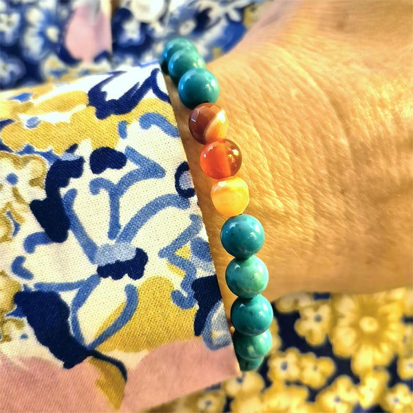 Georgie brings effortless colour to your wrist with its striking turquoise magnesite and warm amber agate beads