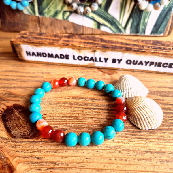 Georgie brings effortless colour to your wrist with its striking turquoise magnesite and warm amber agate beads. 