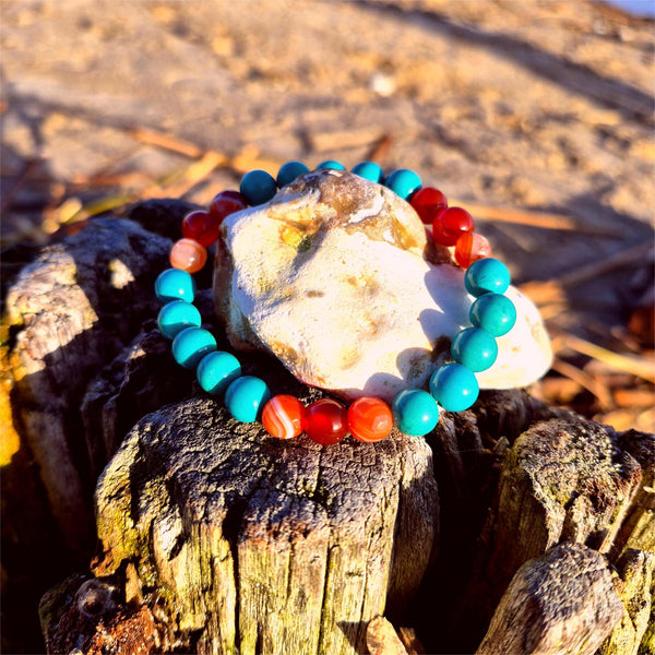 Georgie brings effortless colour to your wrist with its striking turquoise magnesite and warm amber agate beads. 