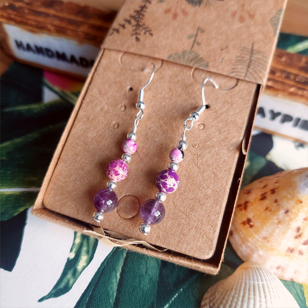 925 Hall Marked Sterling Silver

Lovely Handmade Earrings with Sterling silver beads, green faceted glass & marbled stone 

H 30 mm from bottom of hook

Gorgeous little gift for a friend or a treat for yourself!

**Presented in lovely Kraft paper gift box with reusable organza pouch**