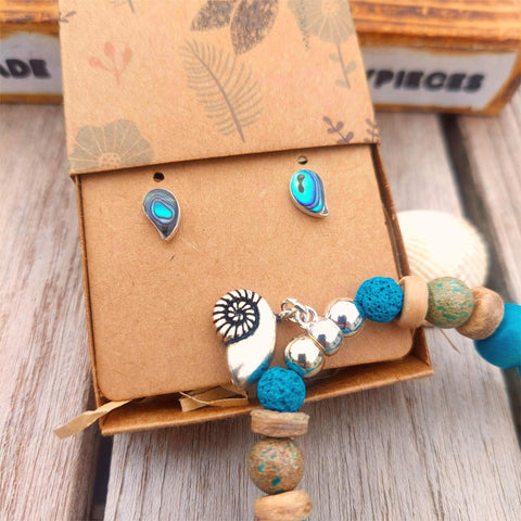 925 Hall Marked Sterling Silver

Super Cute blue/green Abalone Teardrop shaped Stud Earring

H - 9mm (from top of hook)&nbsp; x W - 6mm&nbsp;

Perfect for everyday wear!