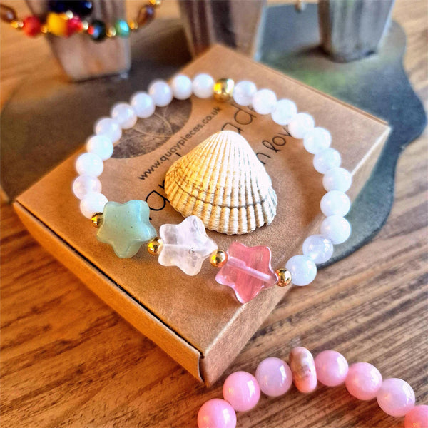 Bracelet with star-shaped beads on a made with love gift box